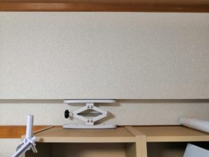 棚の転倒防止に部屋の地面と天井で固定